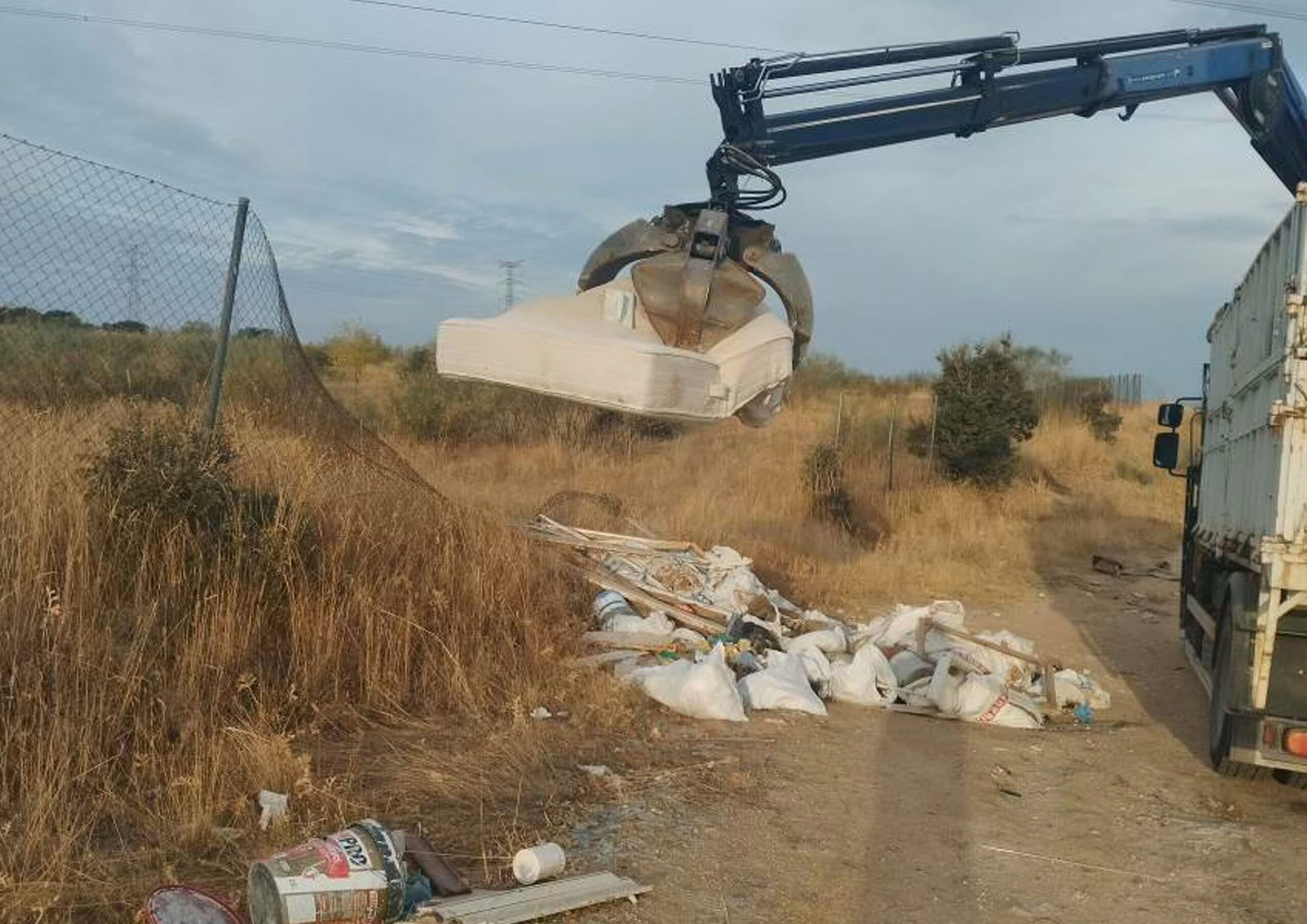 Sanse continúa retirando vertidos ilegales en medios rurales