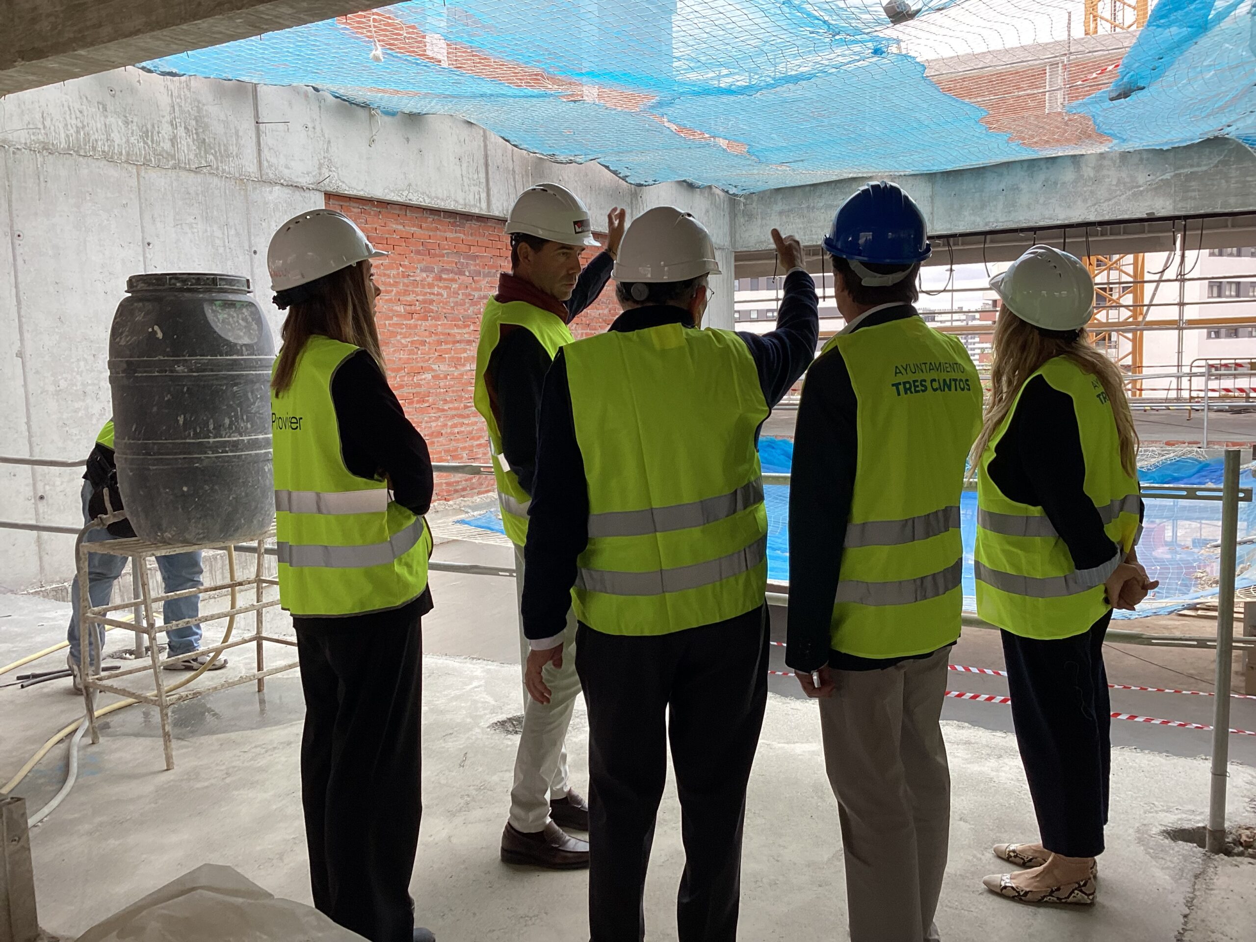 Alcalde Tres Cantos visita obras Biblioteca Municipal Concha Espina en Paraninfo