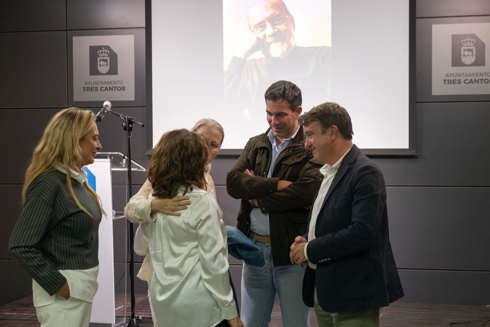 Tres Cantos rinde homenaje al periodista y escritor Guilermo Galván