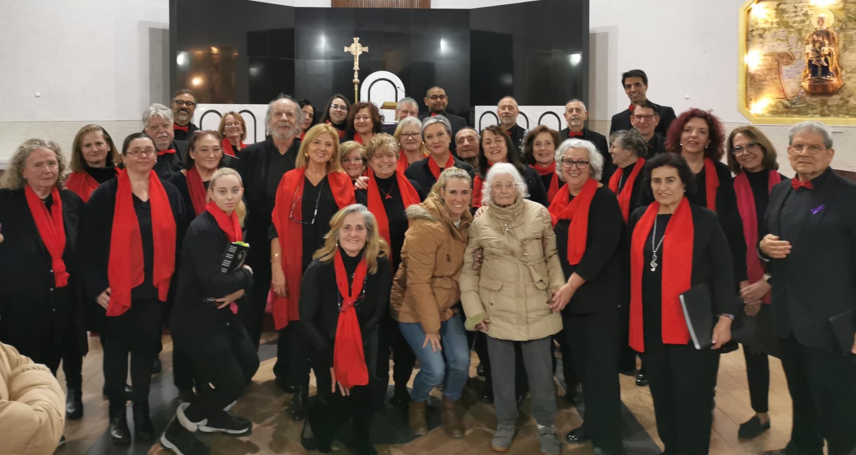 La Coral de San Sebastián de los Reyes celebrará dos citas musicales en el mes de noviembre, ofreciendo a los vecinos de la ciudad un programa destacado de música coral clásica. El primero de los conciertos tendrá lugar el 22 de noviembre a las 20:30 h. en la Parroquia Santa María del Buen Consejo, mientras que el segundo se celebrará el 23 de noviembre a las 18:30 h. en la Parroquia San Manuel González. El repertorio de ambos conciertos incluye obras maestras de la música sacra y coral, como el ‘Gloria’ de Antonio Vivaldi, ‘Cantique de Jean Racine’ de Gabriel Fauré y ‘Jesus bleibet meine Freude’ (Cantata 147) de J.S. Bach. La interpretación contará con las sopranos Elena Rodríguez y Claudia Sánchez, la mezzosoprano Silvina Mazzanti, y la organista Dania Rodríguez, bajo la dirección de Fernando Terán. La Coral de San Sebastián de los Reyes, fundada en 1993, es un referente cultural de la ciudad. Con el apoyo del Ayuntamiento, participa activamente en la vida cultural local a través de conciertos navideños, de Santa Cecilia y de primavera, así como en actos institucionales, asociativos y solidarios. La agrupación ha llevado su música por toda España y ha realizado giras internacionales en países como Escocia, Alemania e Italia. Su repertorio abarca desde la música sacra y clásica hasta obras populares, tradicionales y de autores contemporáneos. Desde sus inicios, la coral se ha comprometido a fomentar la música coral, promover el intercambio con otras formaciones y compartir la emoción de la música con su público. La Coral cuenta con la dirección de Fernando Terán desde su fundación y con la colaboración de Ada Allende como profesora de técnica vocal, formada en la Escuela Superior de Canto de Madrid y exintegrante de la ORCAM desde 2021. Estos conciertos son una oportunidad única para disfrutar de la excelencia musical y del compromiso cultural de la ciudad.