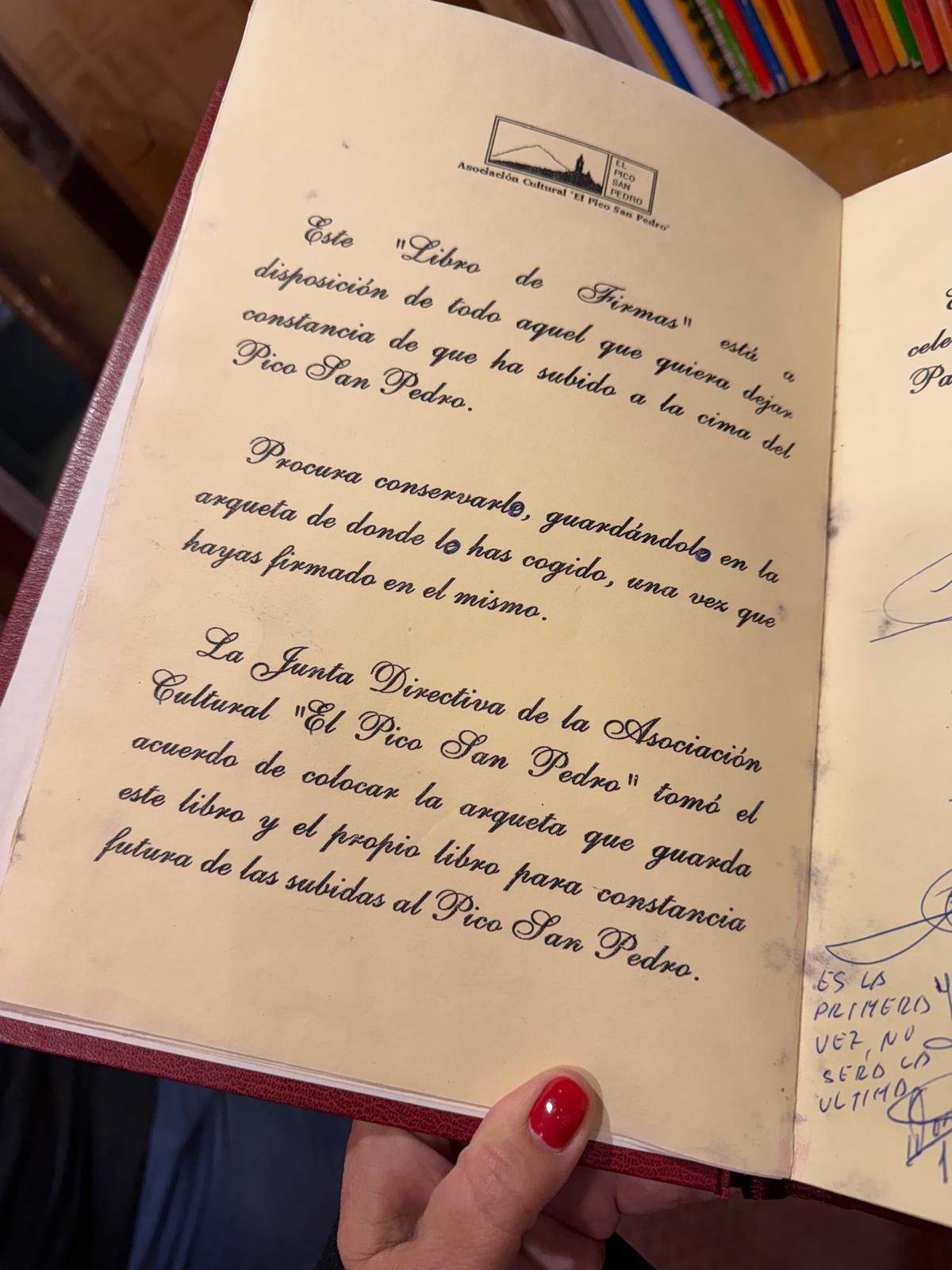 Firmas y recuerdos de montañeros que alcanzan la cima Pico de San Pedro