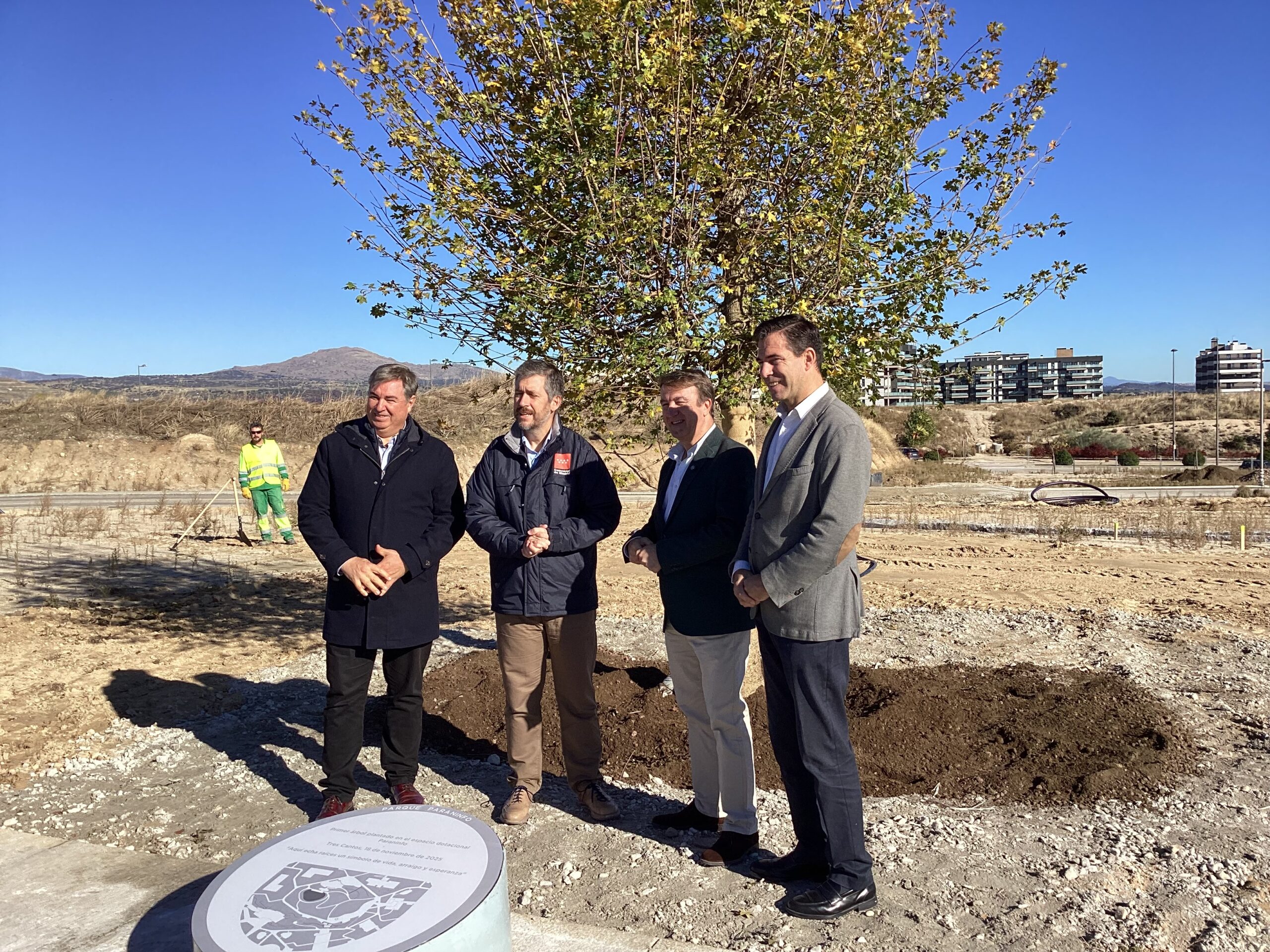 res Cantos planta el primer árbol del Parque Paraninfo, un centro dotacional único