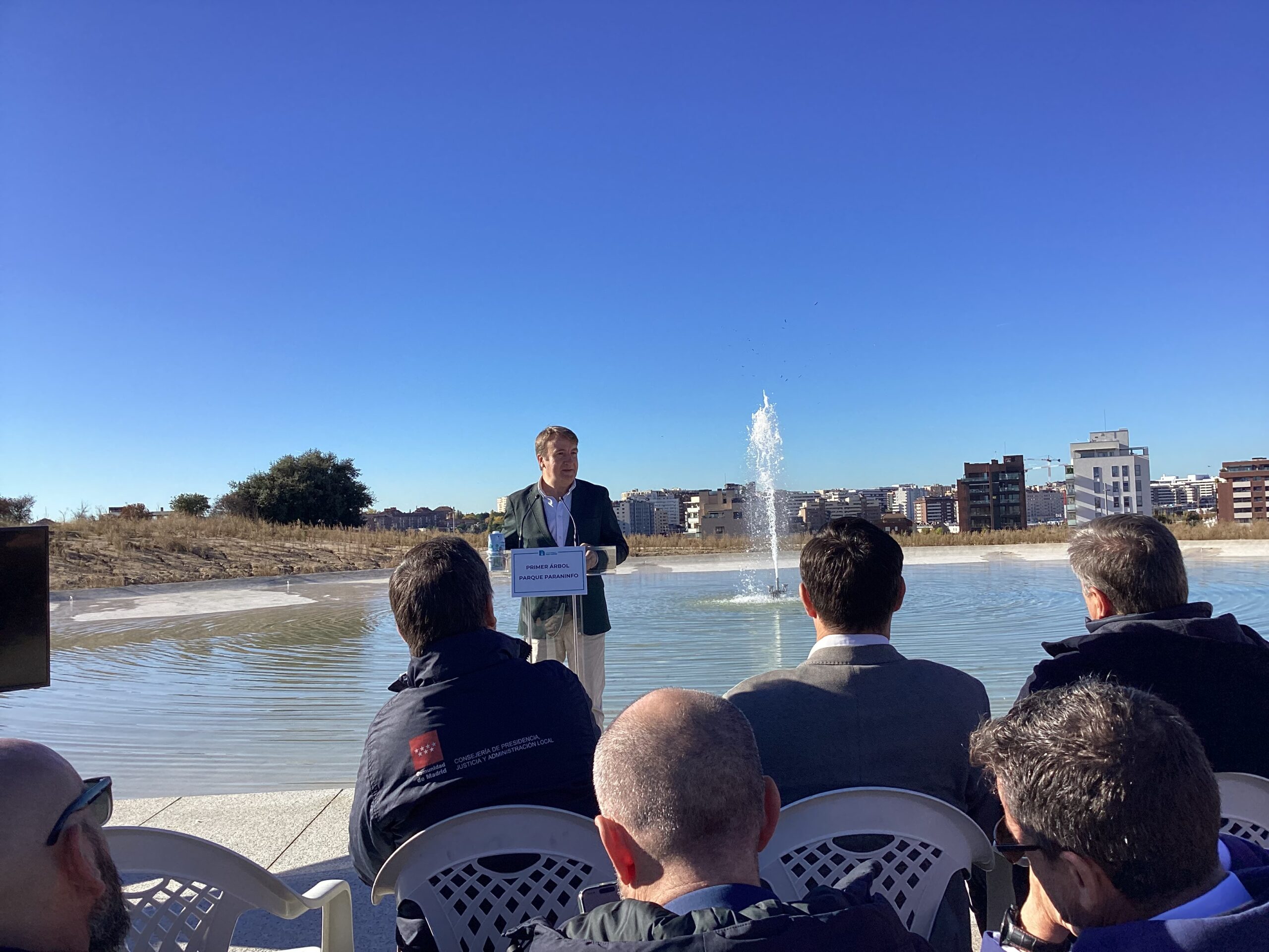 res Cantos planta el primer árbol del Parque Paraninfo, un centro dotacional único