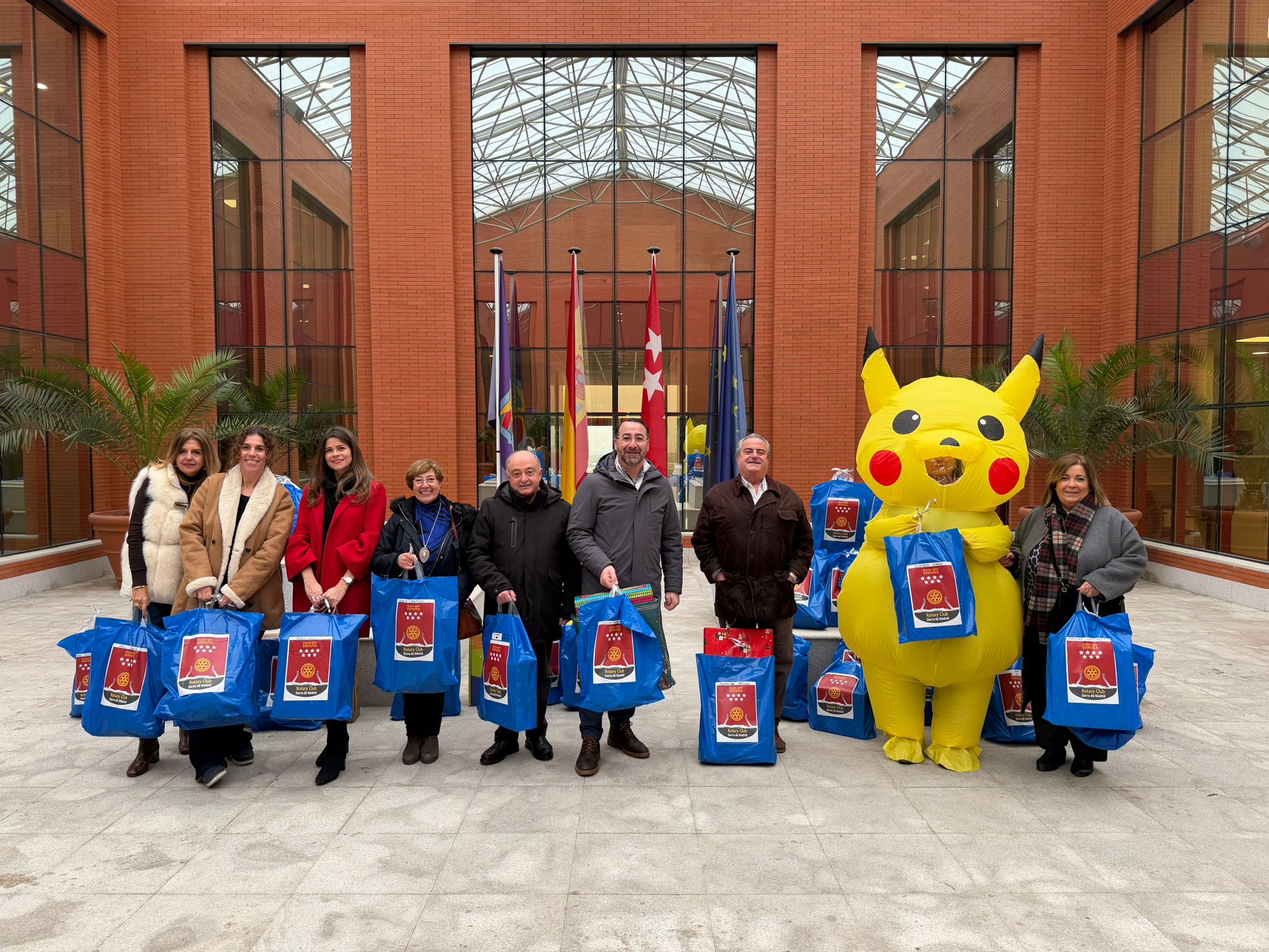 Rotary Club Sierra de Madrid entrega regalos para 50 niños de Colmenar Viejo