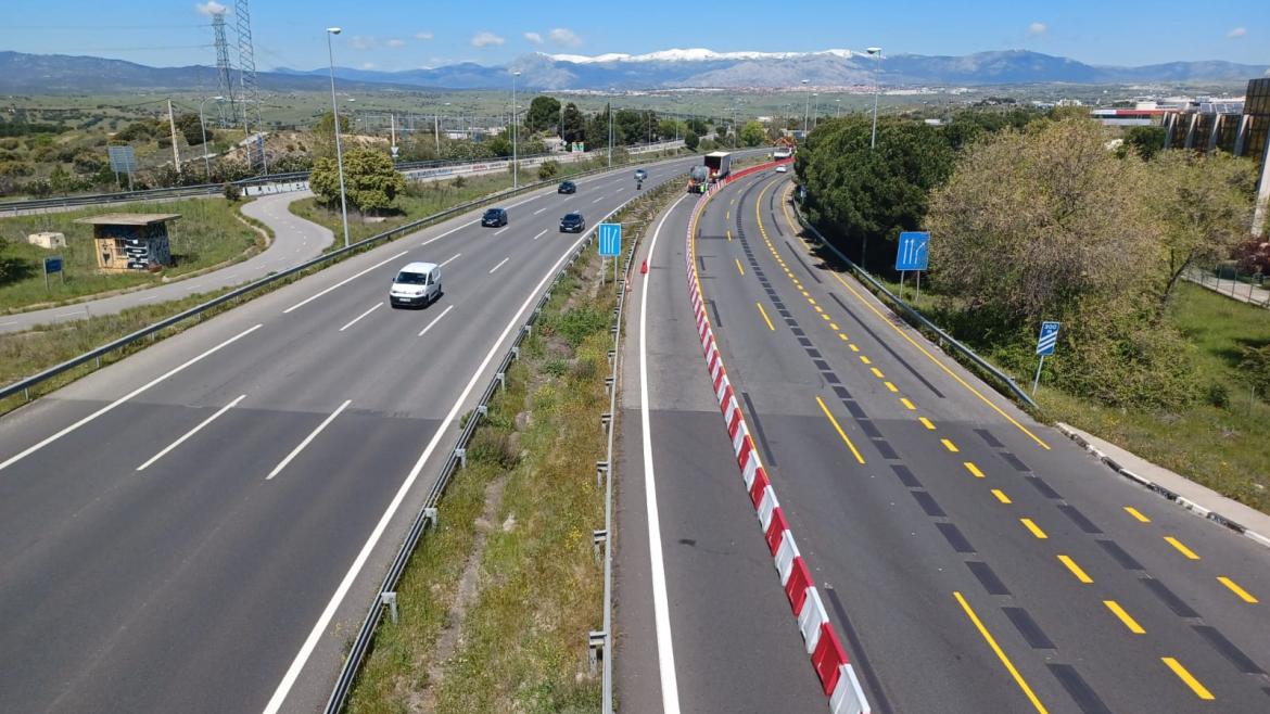 el Consejo de Gobierno ha aprobado hoy la licitación del contrato de ejecución de las obras, que tendrán una duración de cuatro meses desde su formalización. La actuación enlazará la M-609, a la salida del casco urbano de la localidad colmenareña, con la M-607 a la altura del punto kilométrico 35,5, ofreciendo a los conductores la posibilidad de optar por una ruta más corta. Además, contribuirá a aliviar el elevado volumen de tráfico de estas vías por donde circulan más de 30.000 vehículos diarios, de los cuales un 5% corresponde a transporte pesado. Actualmente, los usuarios procedentes del norte de Colmenar Viejo que desean desplazarse hacia Navacerrada desde la M-607 solo disponen de dos opciones: realizar un desvío por la M-609 en dirección norte hasta efectuar un cambio de sentido a la altura del punto kilométrico 3 y tomar después el ramal de salida hacia la M-607, lo que añade más de siete kilómetros al trayecto; o bien atravesar el centro del municipio para incorporarse a esta vía a través del enlace situado en el P.K. 34, un recorrido de 5,3 kilómetros. Con esta actuación, el Ejecutivo regional facilita la conexión entre estas poblaciones con una solución que permitirá simplificar los trayectos y mejorar la movilidad en la zona al acortar distancias y eliminar giro indirecto.
