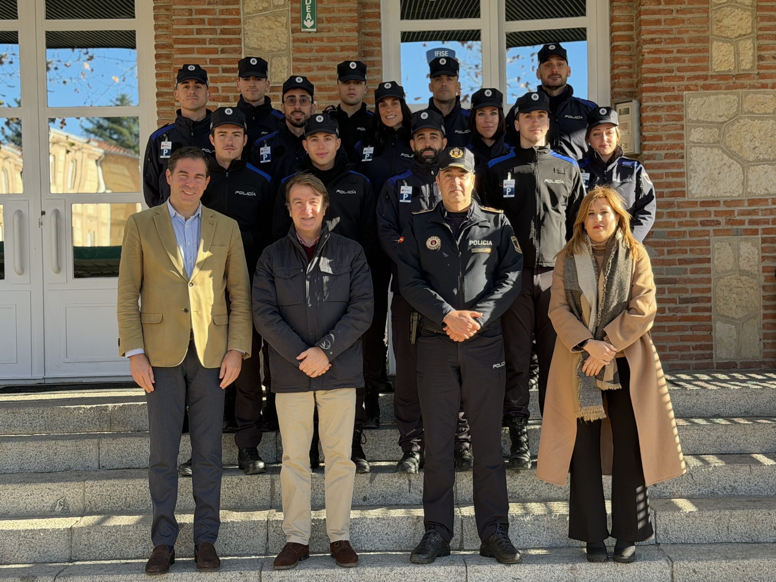 Alcalde Tres Cantos visita a los 13 futuros agentes Policía Local