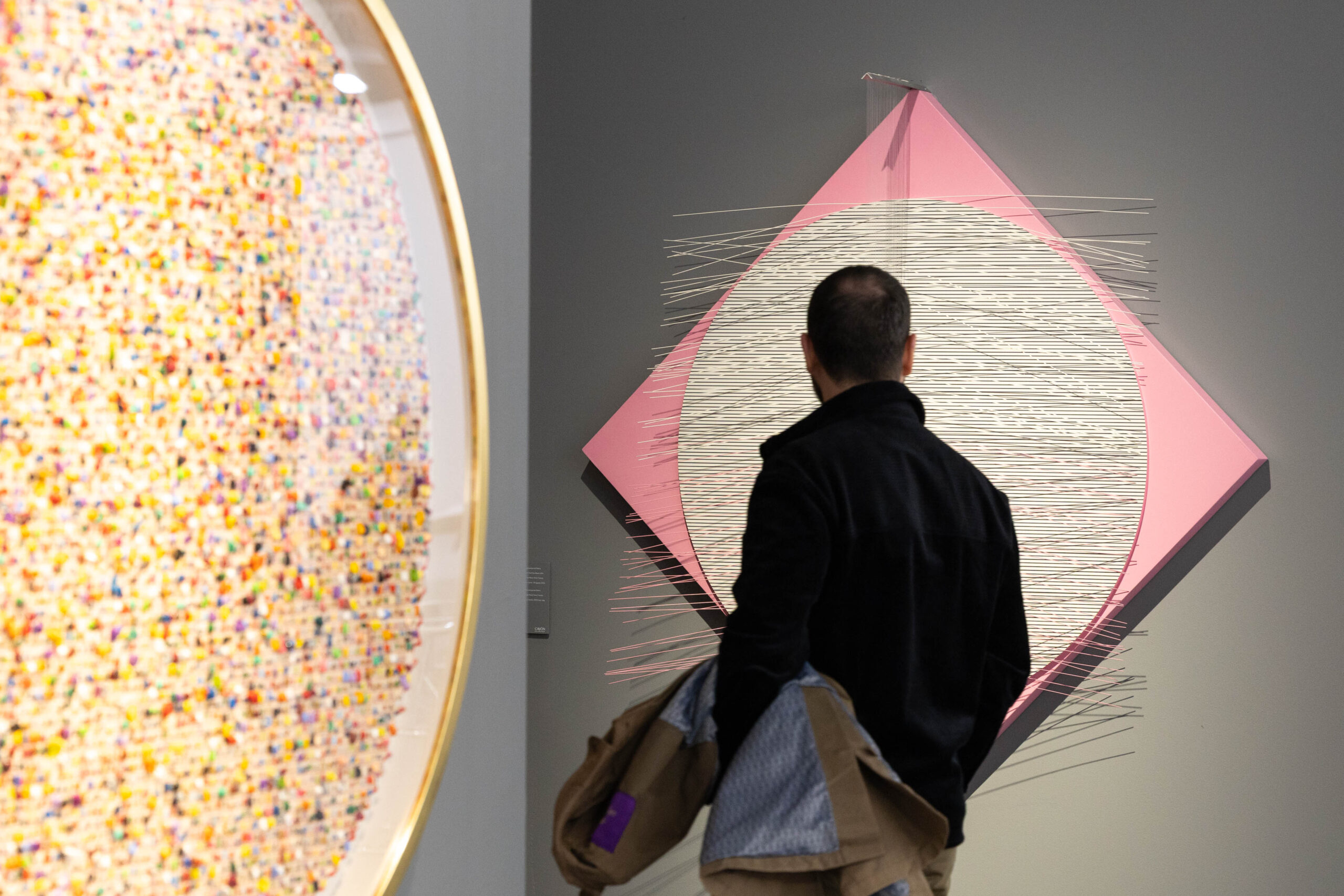 Del 4 al 8 de marzo, ARCOmadrid reunirá a 211 galerías de 30 países para consolidarse como la cita clave en el calendario artístico internacional. En esta edición, incorpora como proyecto central el programa ARCO2045: el futuro, por ahora, sumándose a ellas las secciones comisariadas Opening. Nuevas galerías y Perfiles | Arte latinoamericano.
La feria abrirá sus puertas al público general el viernes 6 de marzo a partir de las 15:00 h., tras dos jornadas exclusivas para profesionales.