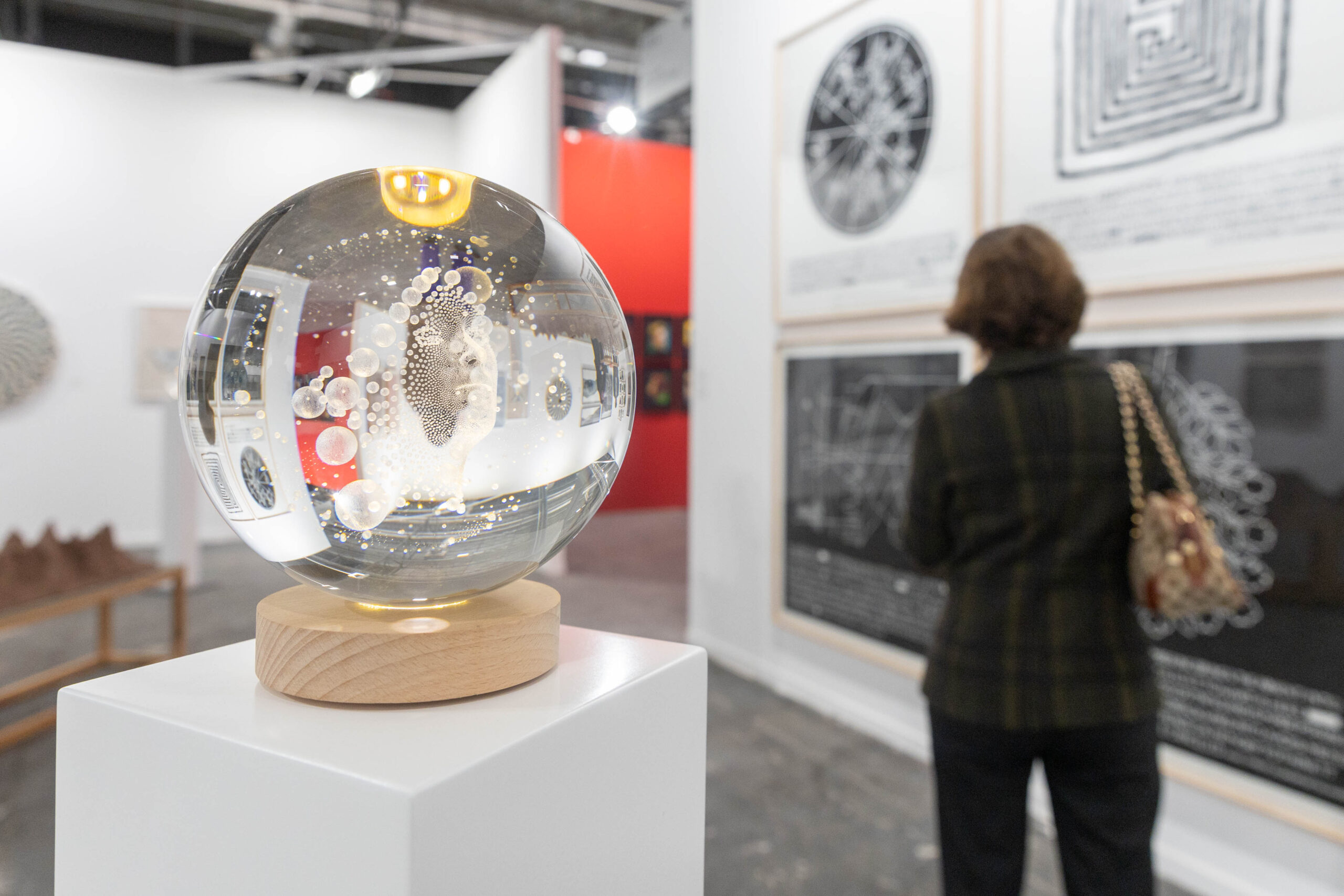 Del 4 al 8 de marzo, ARCOmadrid reunirá a 211 galerías de 30 países para consolidarse como la cita clave en el calendario artístico internacional. En esta edición, incorpora como proyecto central el programa ARCO2045: el futuro, por ahora, sumándose a ellas las secciones comisariadas Opening. Nuevas galerías y Perfiles | Arte latinoamericano. La feria abrirá sus puertas al público general el viernes 6 de marzo a partir de las 15:00 h., tras dos jornadas exclusivas para profesionales.
