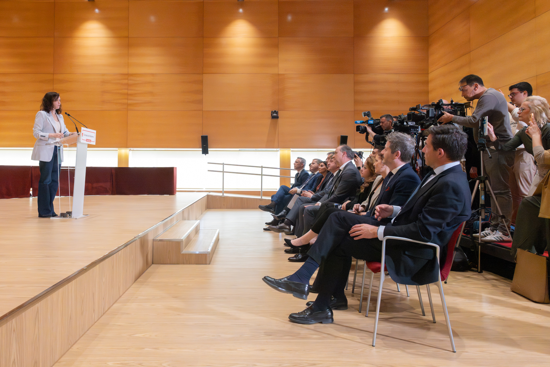 Díaz Ayuso preside en Tres Cantos el Consejo de Gobierno