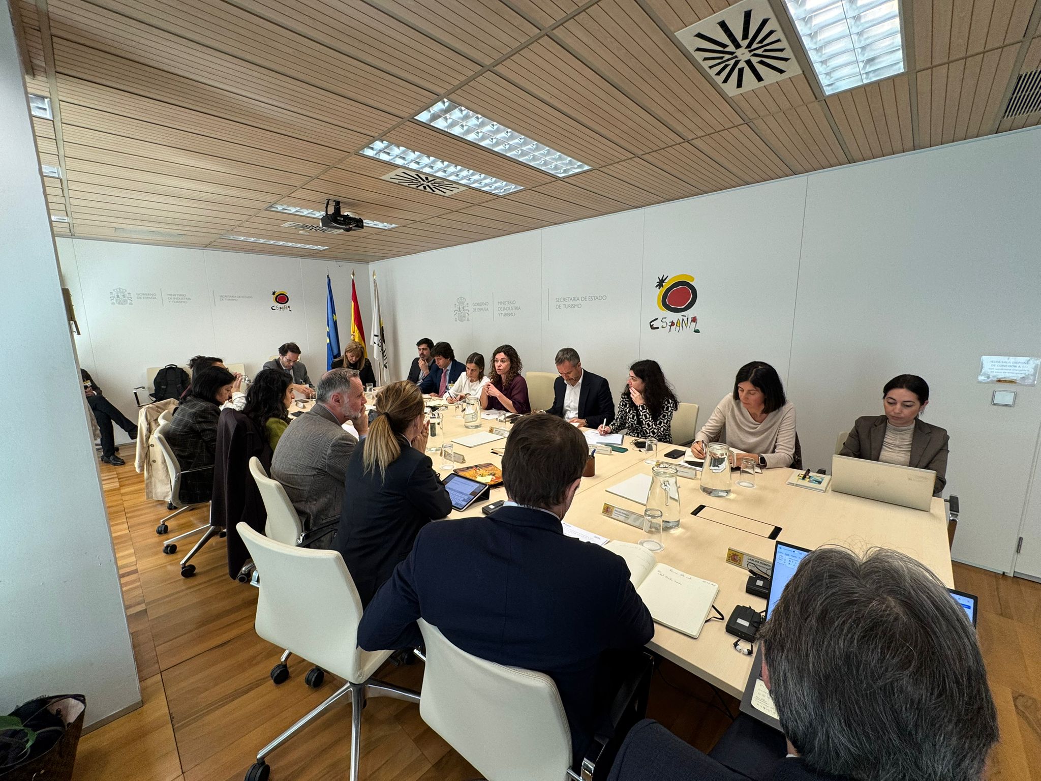 Ministerio de Turismo analiza posibles consecuencias de la guerra en Oriente Próximo