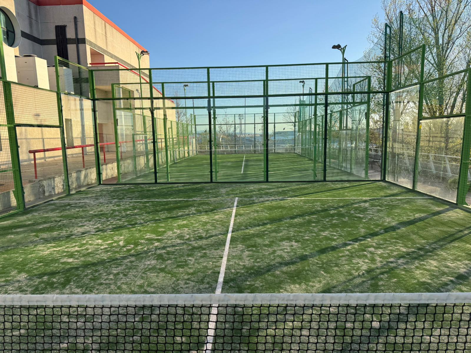 Tres Cantos renueva césped en pistas pádel Polideportivo La Luz