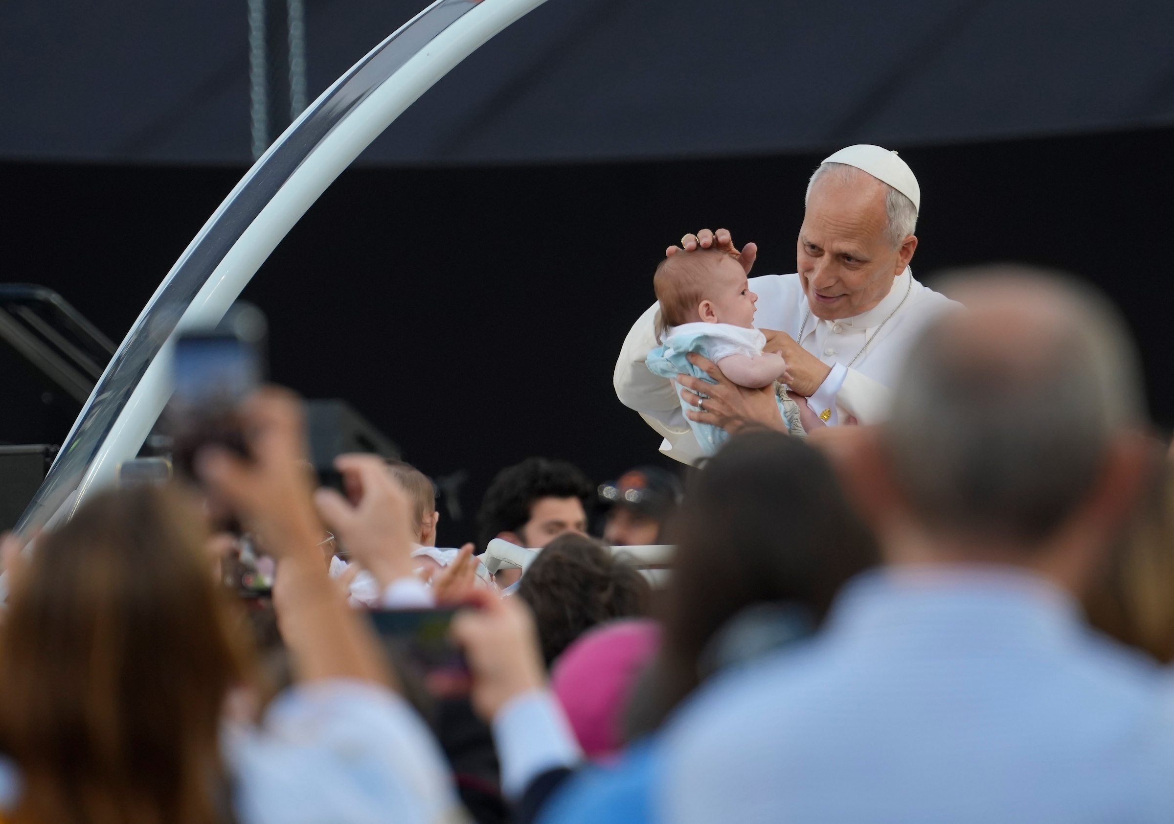 Emotivo y revelador encuentro con el Papa León XIV en el Estadio Lluís Companys de Barcelona