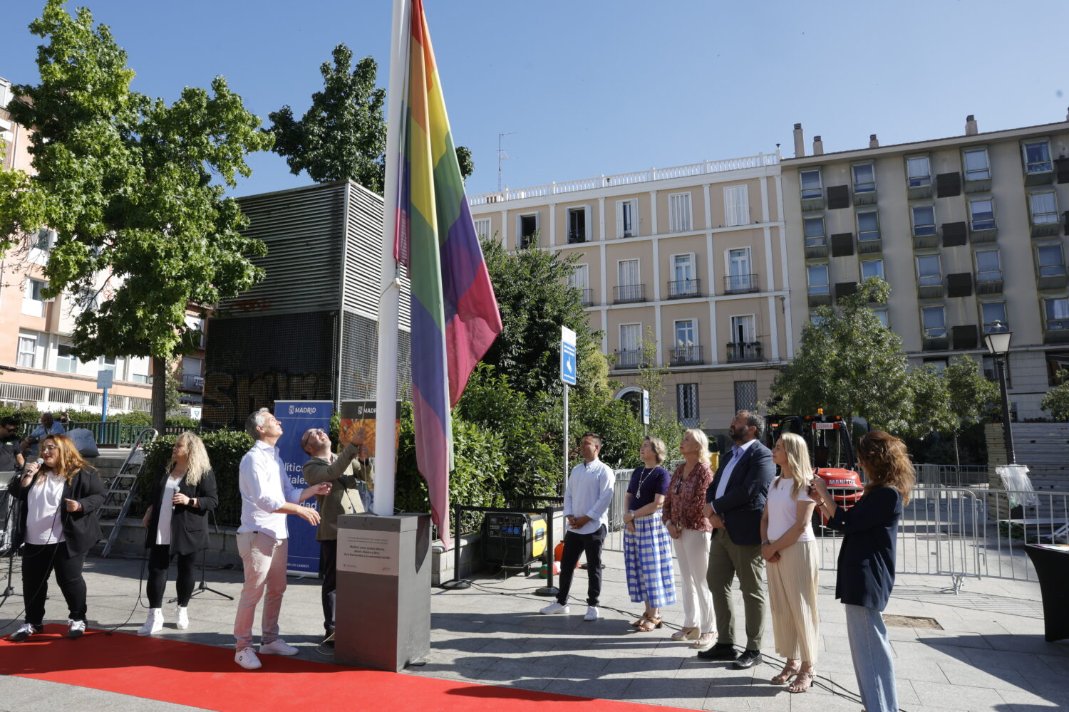 Ayuntamiento Madrid iza bandera arcoíris Día Internacional Orgullo LGTBI