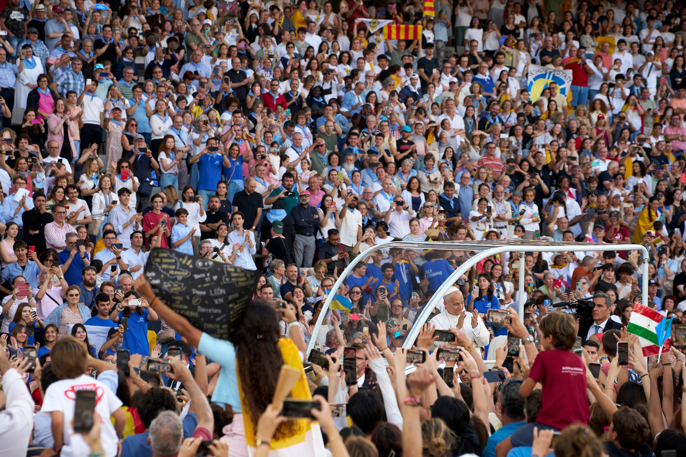 Emotivo y revelador encuentro con el Papa León XIV en el Estadio Lluís Companys de Barcelona