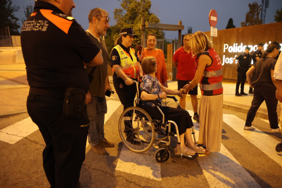 Alcobendas se vuelca con los evacuados por los incendios en el suroeste de Madrid