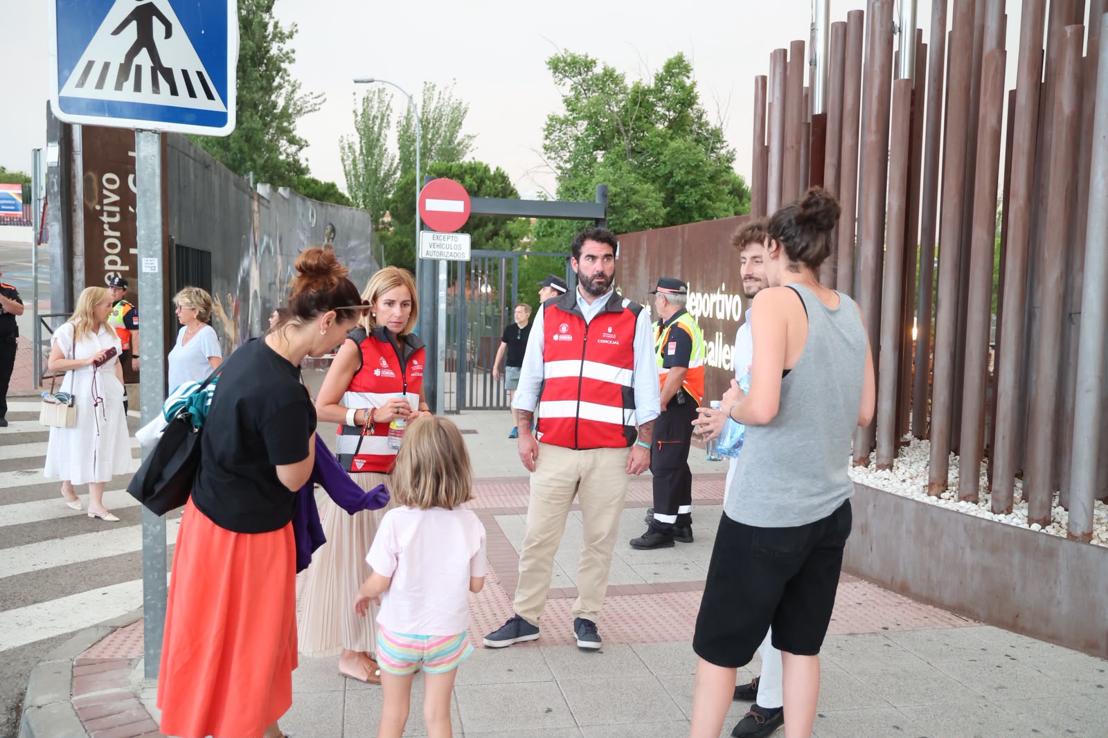 Alcobendas se vuelca con los evacuados por los incendios en el suroeste de Madrid