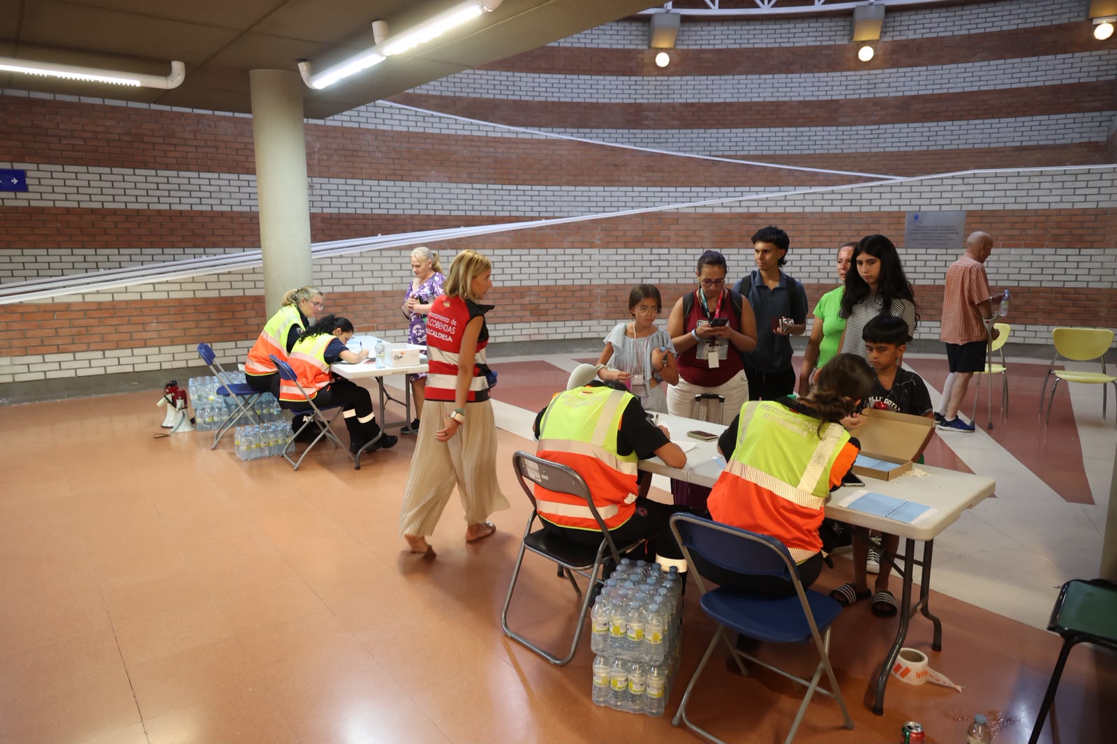 Alcobendas se vuelca con los evacuados por los incendios en el suroeste de Madrid