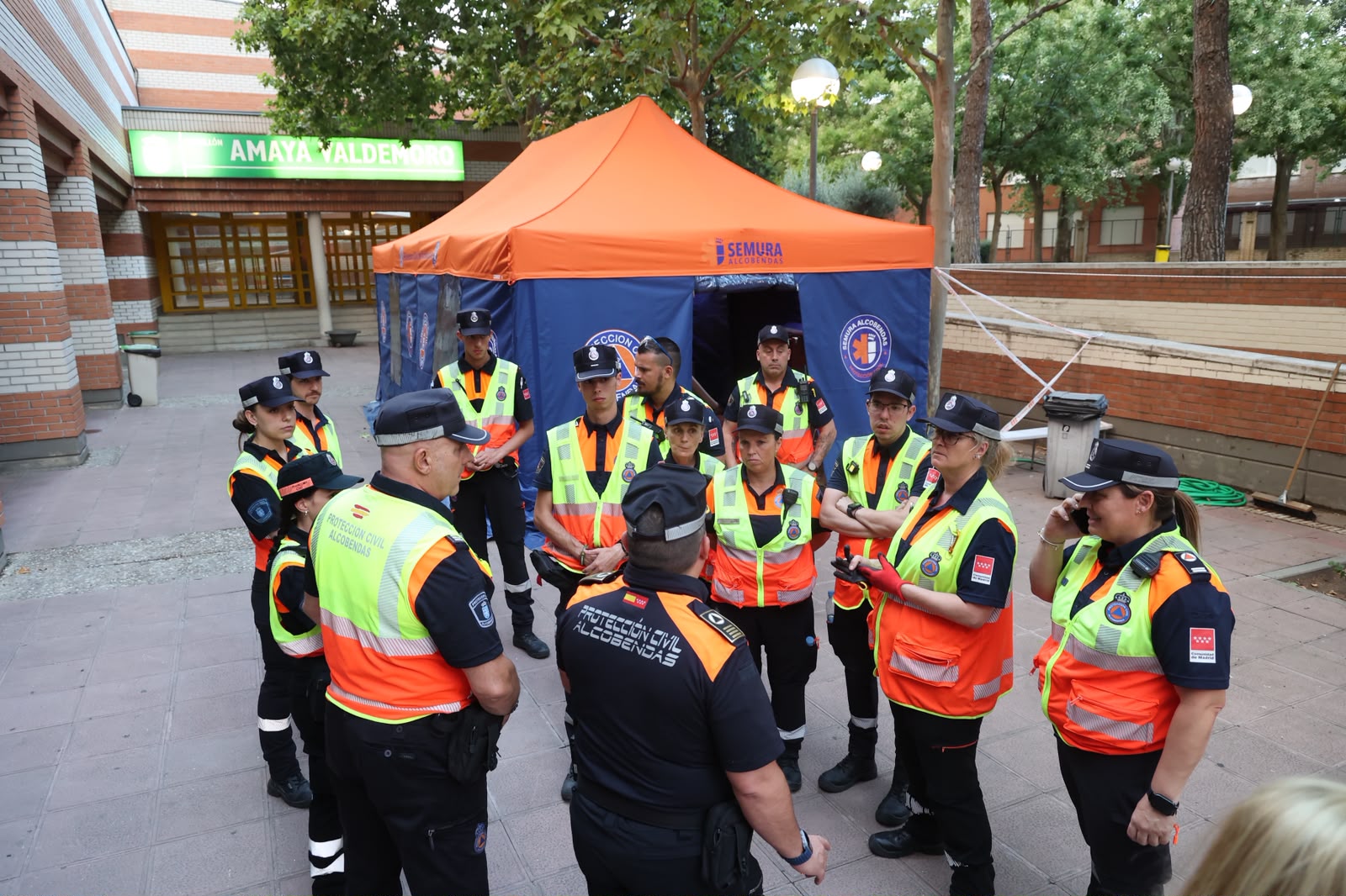 Alcobendas se vuelca con los evacuados por los incendios en el suroeste de Madrid
