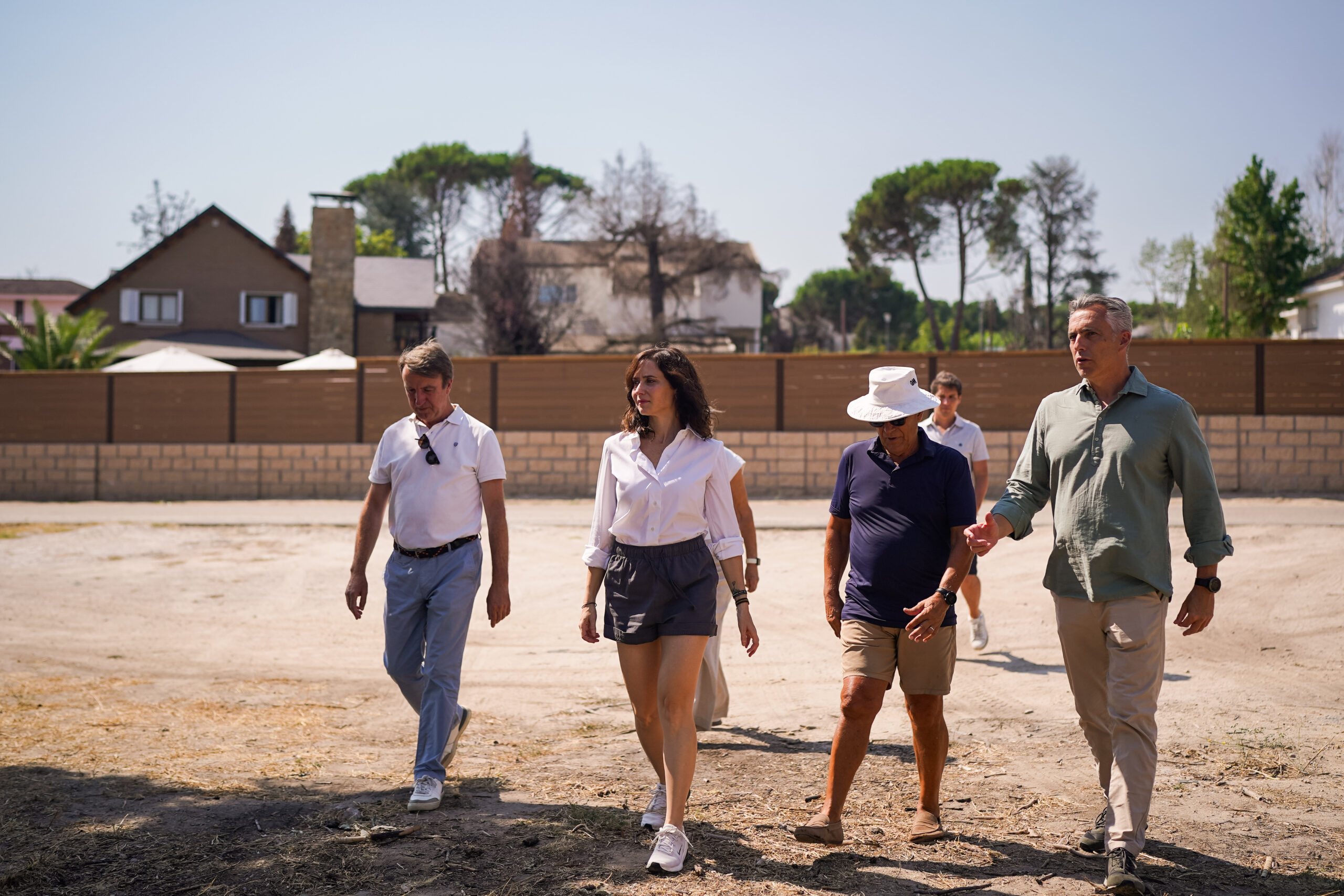 Díaz Ayuso visita las viviendas de Tres Cantos afectadas por el incendio forestal de 2025