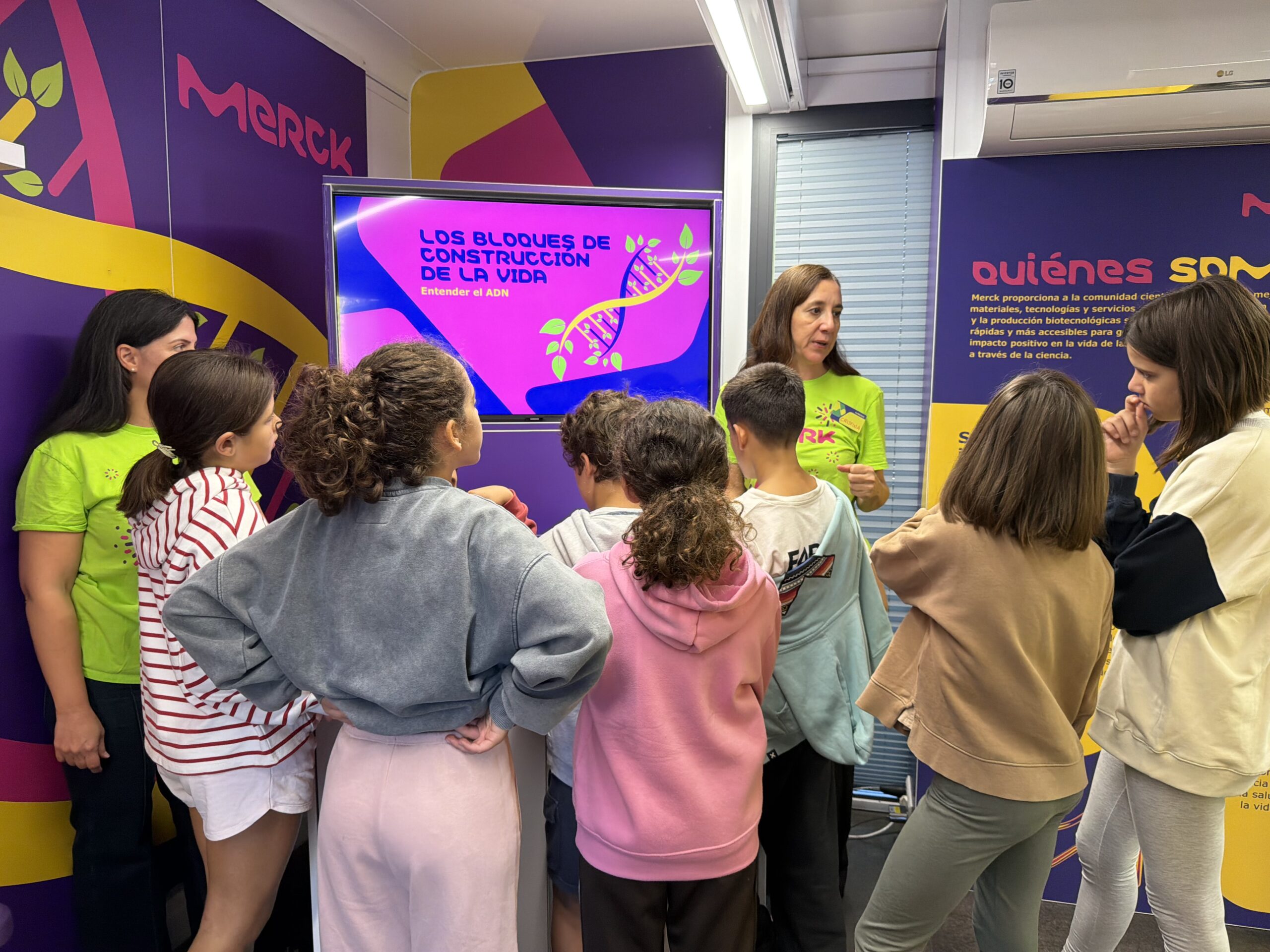 Curiosity Cube de Merck regresa a Tres Cantos para acercar la ciencia a los estudiantes