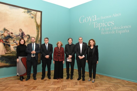 UN SIGLO DESPUÉS, LOS TAPICES DE GOYA VUELVEN A BUENOS AIRES Víctor Cageao, director de las Colecciones Reales de Patrimonio Nacional y de la Galería de las Colecciones Reales; Joaquín María de Arístegui Laborde, embajador de España en Argentina; Ana de la Cueva, presidenta de Patrimonio Nacional; Andrés Duprat, director del Museo Nacional de Bellas Artes; Julio Crivelli, presidente de la Asociación de Amigos del Museo Nacional de Bellas Artes, y Carmen Reviriego, presidenta del Consejo Internacional de Mecenas de las Colecciones Reales.