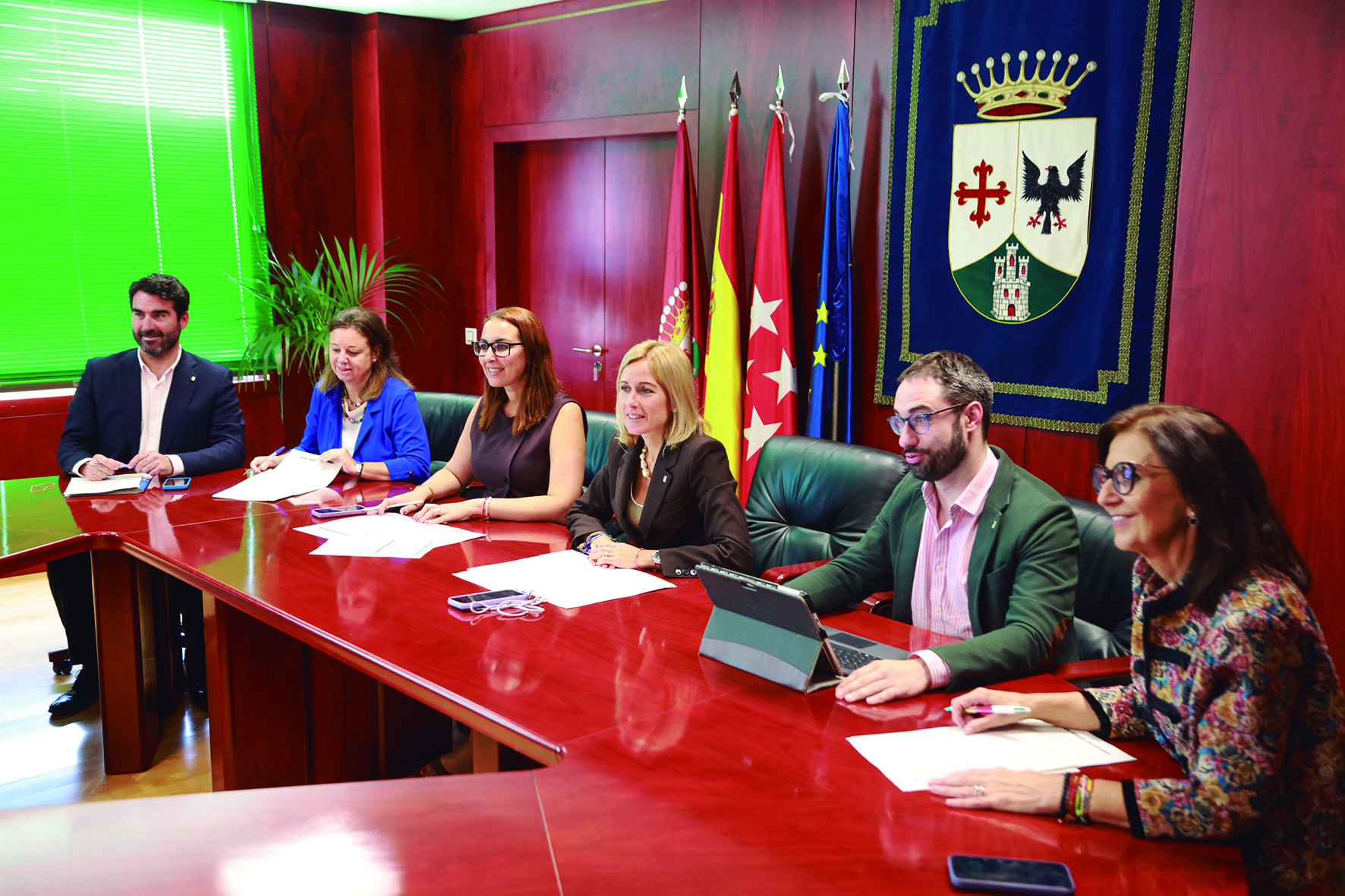 ivienda
La vivienda constituye otro de los ámbitos recogidos en las cuentas del año 2027. El
documento contempla actuaciones vinculadas al desarrollo residencial de la ciudad y
a la promoción de vivienda con distintos regímenes de protección.
Entre los proyectos previstos se encuentran nuevas promociones municipales y un
anexo plurianual para las obras de urbanización de Valgrande, donde se construirán
8.600 viviendas que incrementarán la oferta residencial en el municipio.